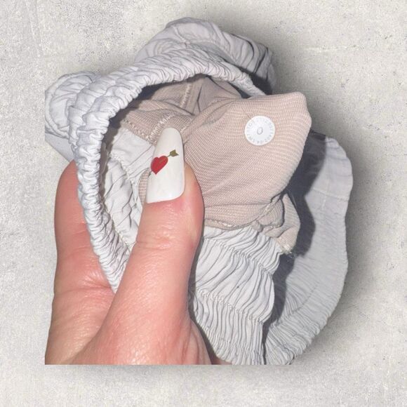 Lululemon Hotty Hot Shorts 4”- Size 0 White - Picture 4 of 4